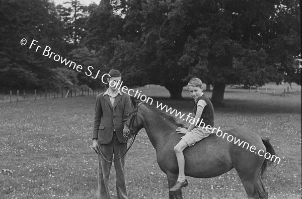 JOHN AND RORY BLAND AND BABY  RICHARD DE STACPOOLE AT RATH HOUSE